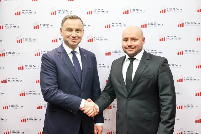 Prezes Huty Stalowa Wola Jan Szwedo z prezydentem Polski Andrzejem Dudą.