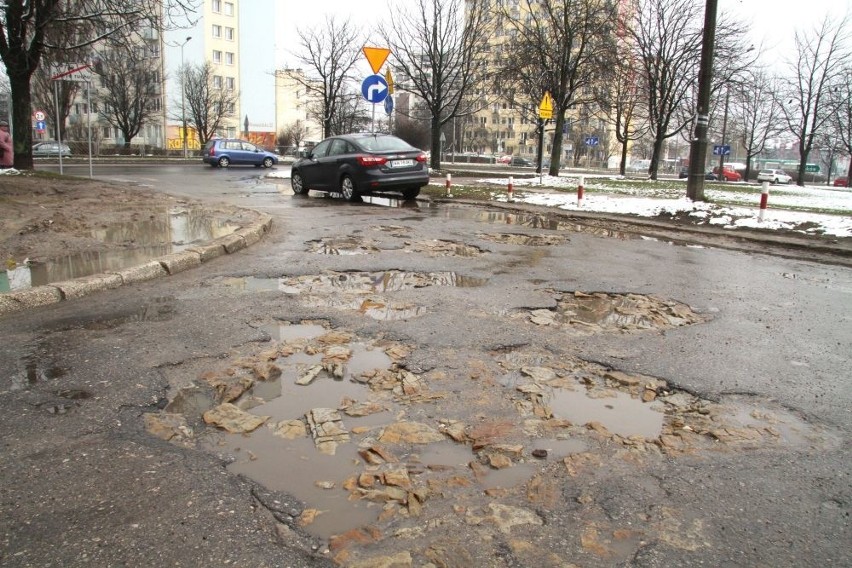 Parking przy ulicy Grunwaldziej w Kielcach w opłakanym stanie. Kto jest właścicielem?