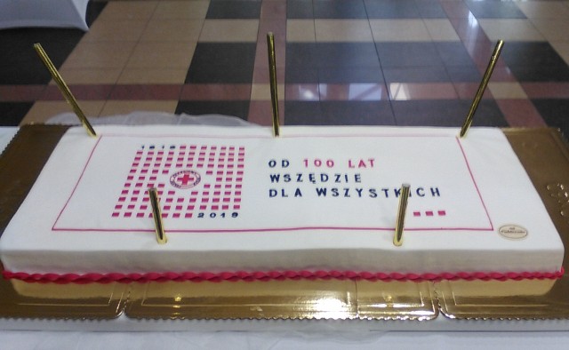 Podlascy działacze PCK świętowali 100-lecie istnienia swojej organizacji. Były medale, odznaczenia i jubileuszowy tort