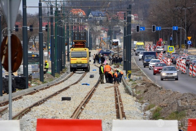 W Dąbrowie Górniczej trwa wymiana torowiska tramwajowego na długości prawie 5 kilometrów. Budowane są nowe ronda, drogi, wspólne przystanki autobusowo-tramwajowe i ścieżki roweroweZobacz kolejne zdjęcia/plansze. Przesuwaj zdjęcia w prawo naciśnij strzałkę lub przycisk NASTĘPNE