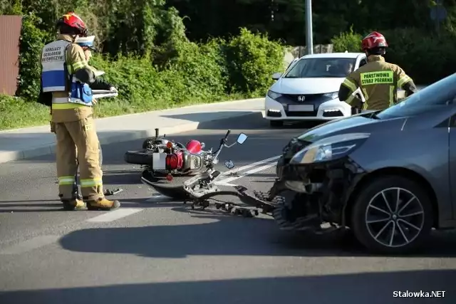Wypadek w Stalowej Woli. Kierowca auta nie ustąpił pierwszeństwa motocykliście.