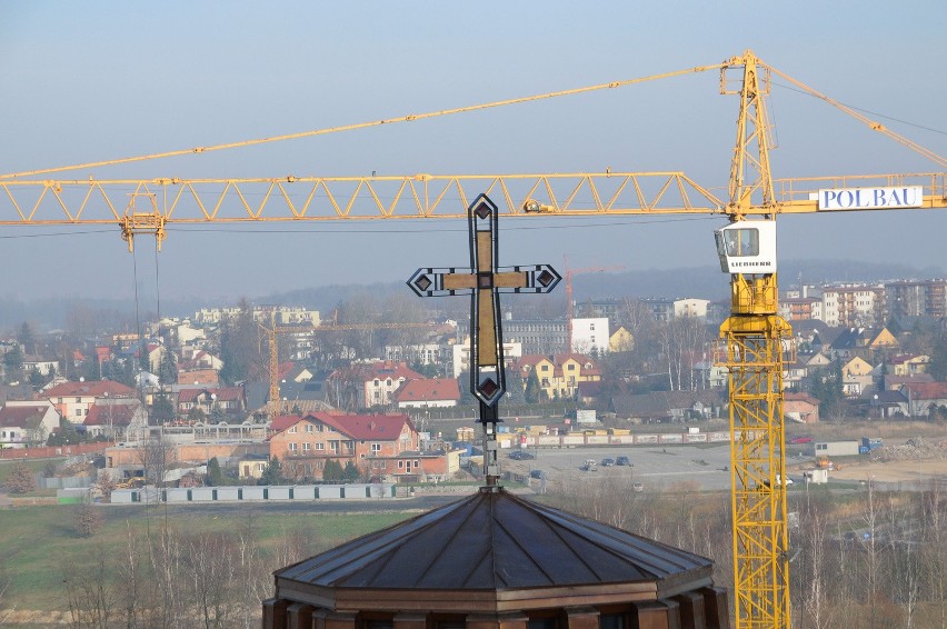 Centrum Jana Pawła II: krzyż umieszczono na dzwonnicy [ZDJĘCIA]