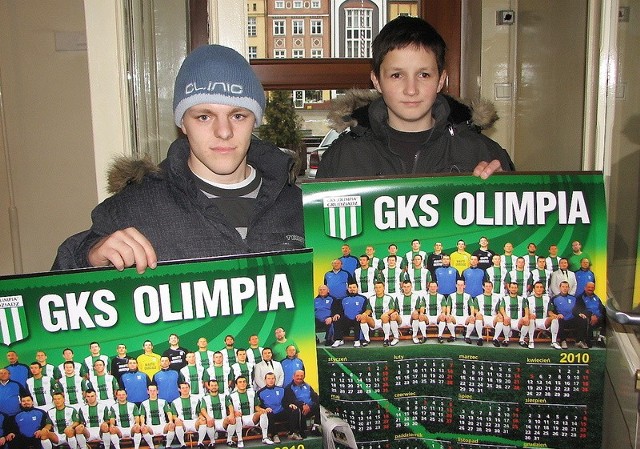 Fani Olimpii Szymon Pyrzewski (z lewej) i Łukasz Paczkowski byli zadowoleni z kalendarzy z fotografią ich ulubionej drużyny piłkarskiej. Fot. Maryla Rzeszut