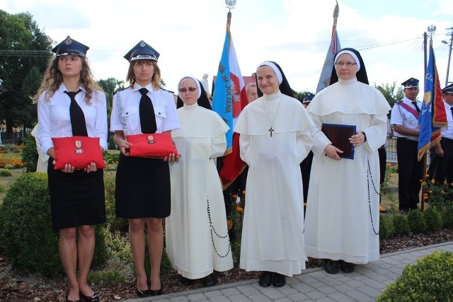 Siostry Dominikanki na chwilę przed wręczeniem odznaczenia. Druga od prawej stoi Matka Przełożona Beniamina Potoczna.