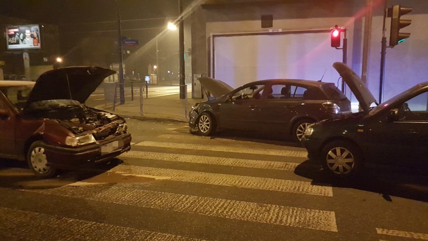 Wypadek na Limanowskiego w Łodzi. Obywatel Kirgistanu wjechał na skrzyżowanie na czerwonym świetle. Dwie osoby ranne [ZDJĘCIA]