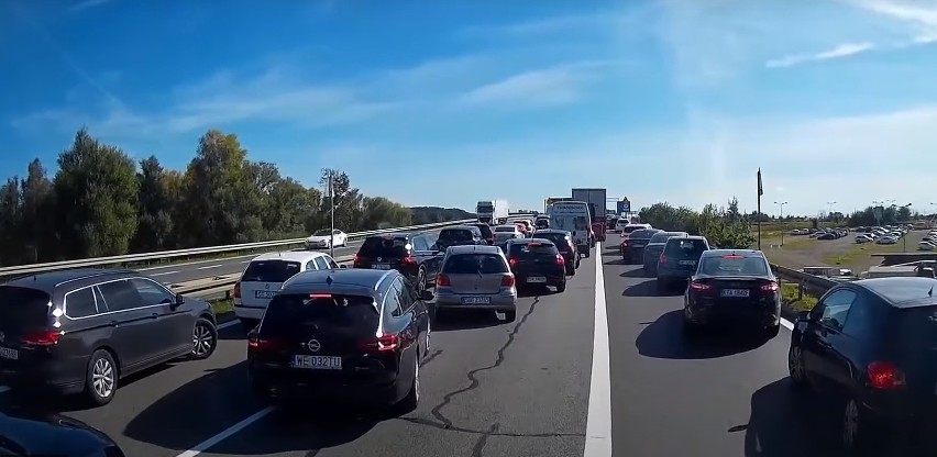 Pożar auta na A4. Strażacy mieli problem z dojazdem na...