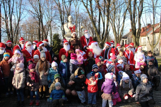 Wspólne zdjęcie z Mikołajami przy pomniku Ferdynanda Hempescha w centrum Rudnika nad Sanem.