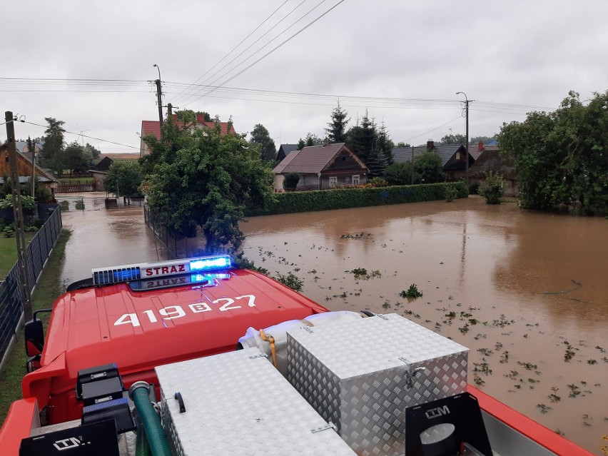 Zalane podwórka i budynku - to obraz po burzy w miejscowości...