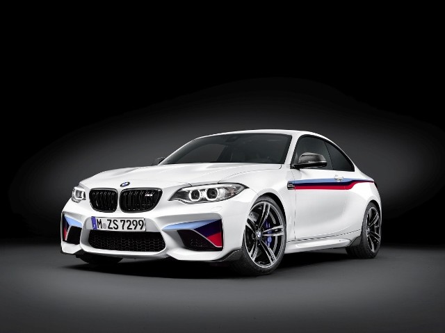 Od marca 2016 roku dynamiczne cechy i wygląd BMW M2 Coupe będzie można wzbogacić dzięki nowej ofercie części BMW M Performance Parts. Obejmują one elementy niczym z toru wyścigowego, które dotyczą aerodynamiki, silnika, kokpitu i zawieszenia / Fot. BMW