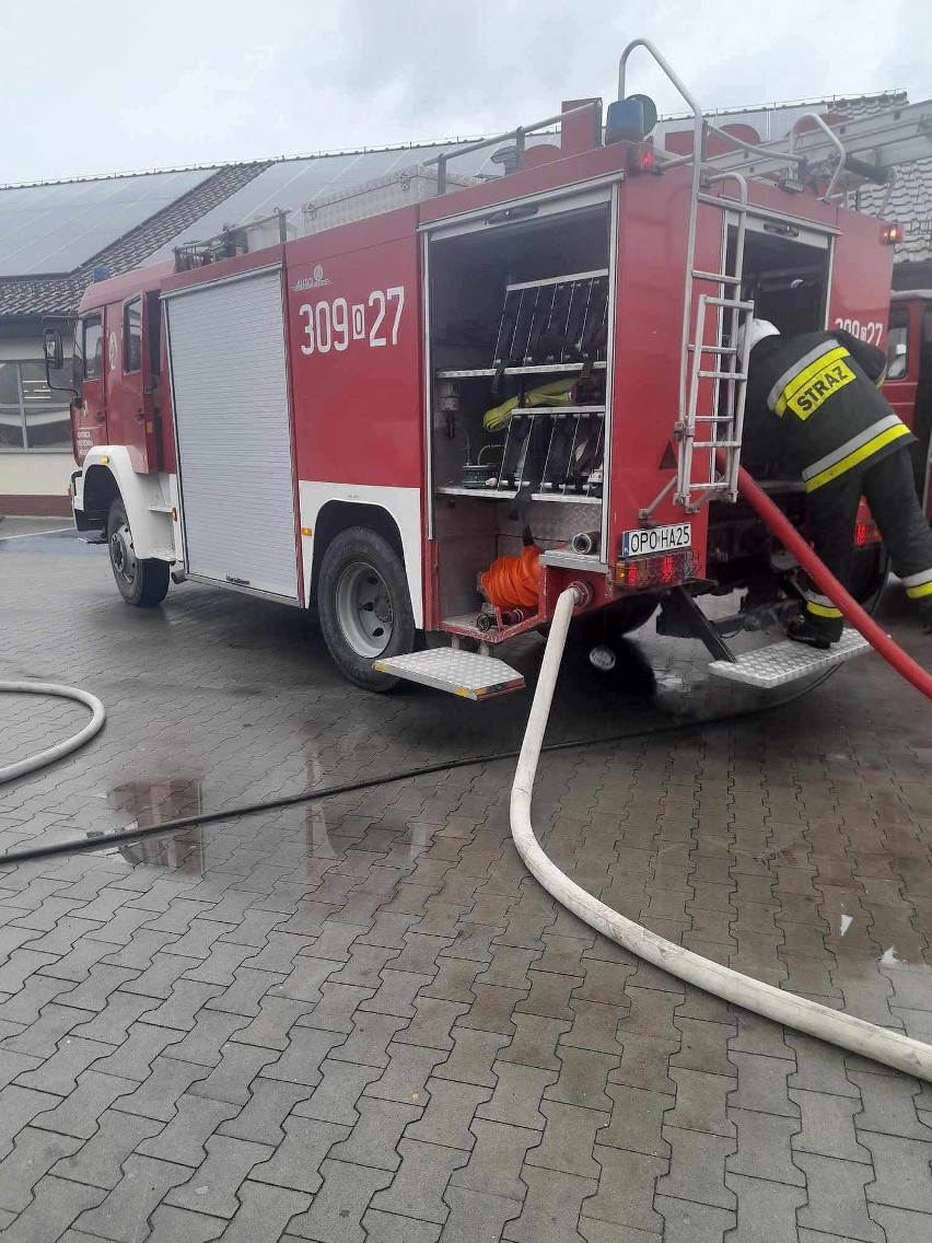 Na miejscu pracowali strażacy z JRG 2 Opole i OSP Prószków.