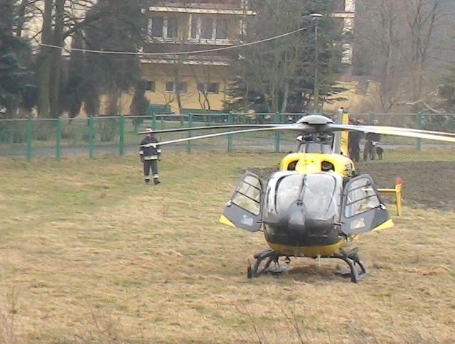 53-letnia kobieta z ranami głowy i urazem kręgosłupa została przetransportowana śmigłowcem do jednego z krakowskich szpitali. Funkcjonariusze policji badają okoliczności tragedii