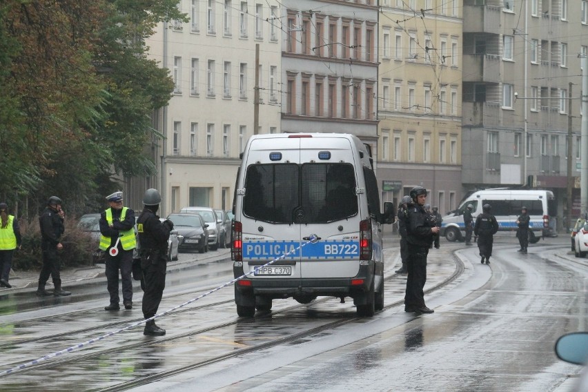 Akcja policji na Traugutta. Słychać strzały [ZDJĘCIA]