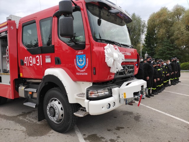 Do Ochotniczej Straży Pożarnej w Sędziszowie dotarł nowy samochód bojowy.