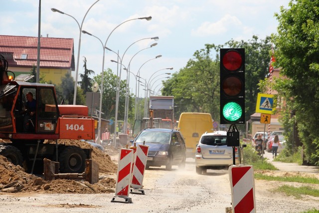 Takie obrazki należą już do przeszłości. Jakiś czas temu odbyła się kompleksowa przebudowa ulicy Okrzei (pisaliśmy o tej inwestycji). W czwartek (27 kwietnia) ulica zostanie jednak zamknięta, także z powodu remontów