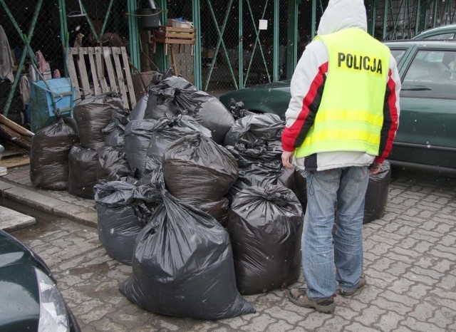 W mieszkaniu 28- latka funkcjonariusze odnaleźli 36 worków z tytoniem i 3366 paczki papierosów bez polskich znaków akcyzy skarbowej.