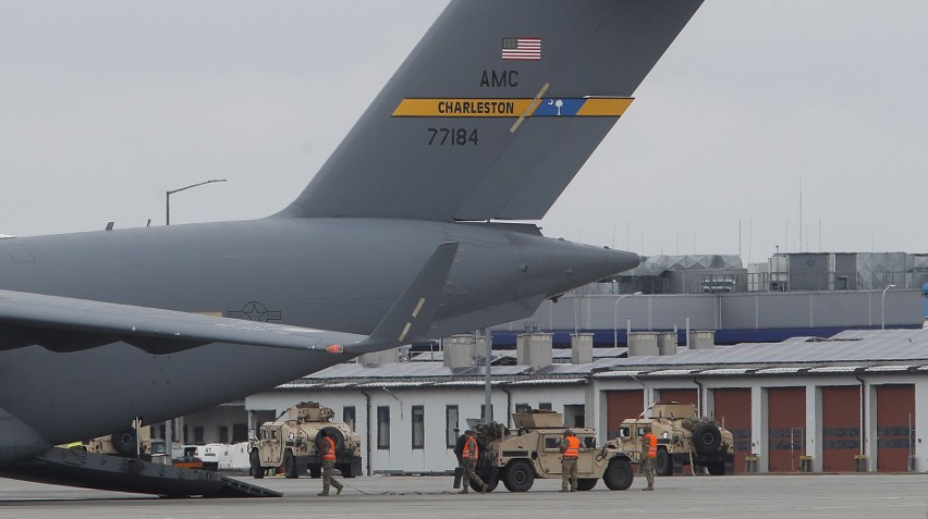 Potężny Jumbo Jet przywiózł kolejnych żołnierzy amerykańskiej elitarnej 82 powietrznodesantowej do Jasionki