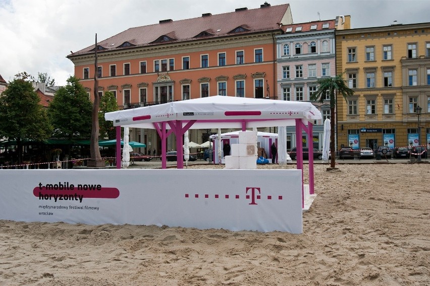 Wrocław: Plaża z palmami w sercu miasta (ZDJĘCIA)