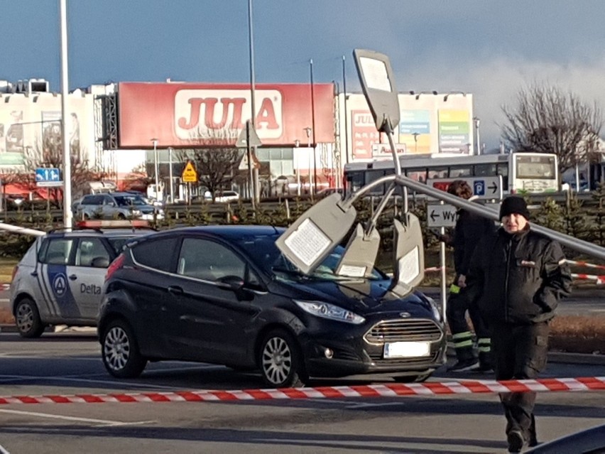 Latarnia spadła na samochód pod Aleją Bielany [ZDJĘCIA] 