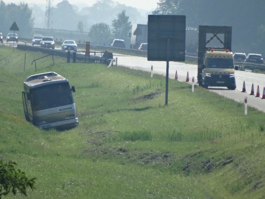 Wypadek na A2. Przewrócił się autokar z dziećmi. Wycieczka z...