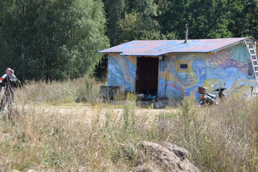 W Grochowicach znaleziono dwa ciała. Przy zwłokach leżała broń