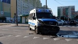 Wypadek radiowozu na skrzyżowaniu Gajowej i Hallera w Białymstoku. Policja na sygnałach wjechała na czerwonym