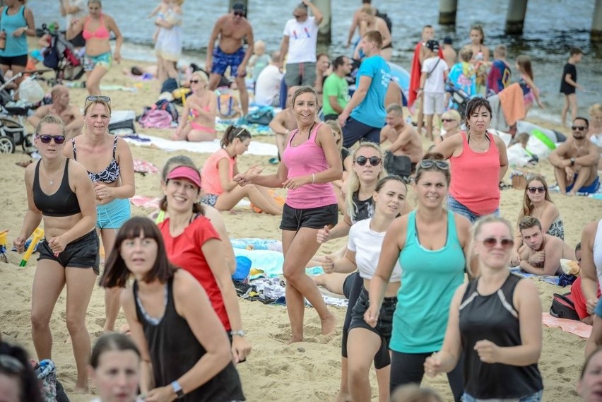 Zumba na plaży przy molo w Brzeźnie. Kolejna edycja niezwykłego tańca na piasku! Oto galeria naszego fotoreportera [zdjęcia]