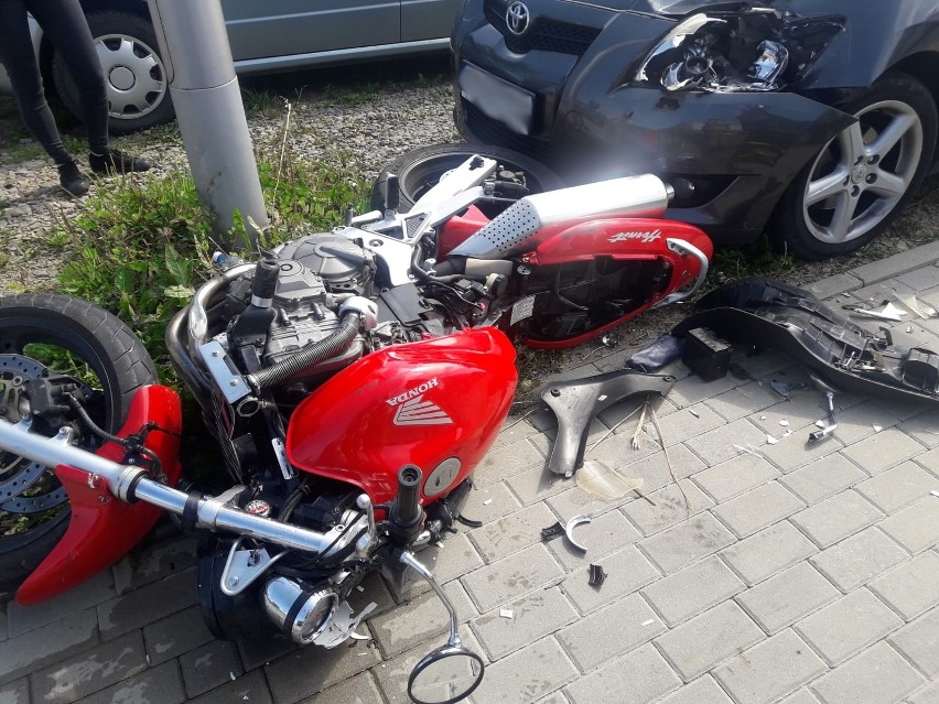 Nowy Sącz. Zderzenie samochodów osobowych i motocykla na ul. Smolika. Poszkodowany motocyklista trafił do szpitala [ZDJĘCIA]