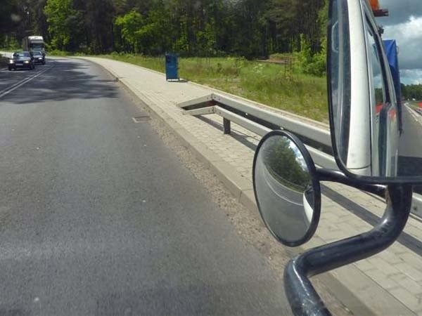 Fotoradar i przenośny znak drogowy w Mostowie...