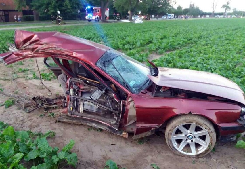 Wypadek w Korzeniewie. Samochód rozerwany na pół [ZDJĘCIA]