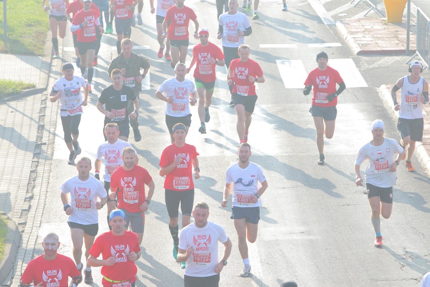 Około 25 tysięcy biegaczy zmaga się z 10-kilometrową trasą...