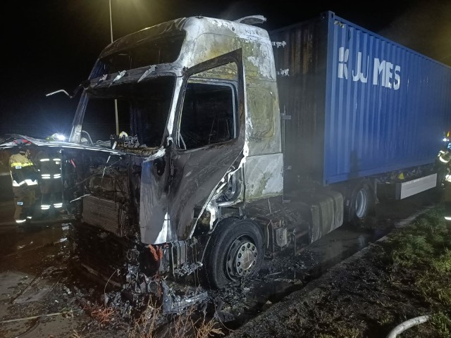 Pożar ciężarówki na MOP Stobiecko Szlacheckie przy autostradzie A1 koło Radomska