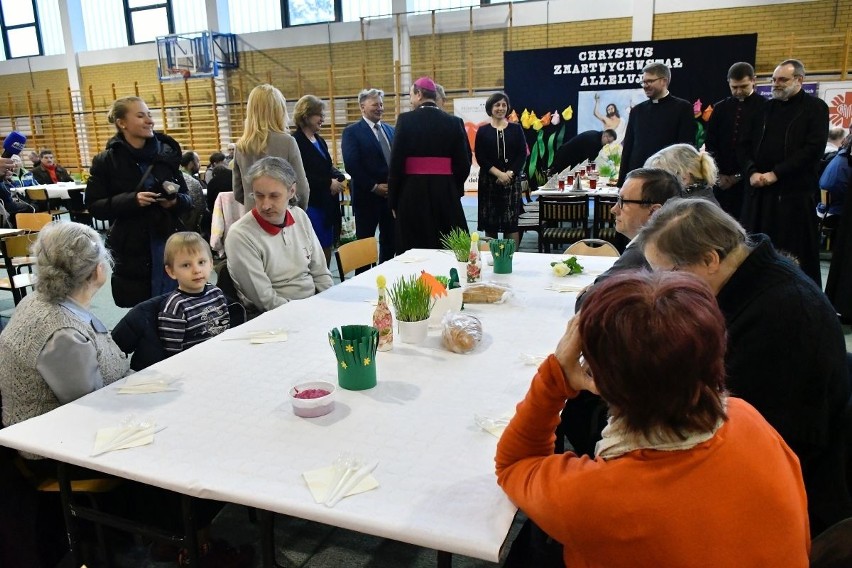Około 300 osób uczestniczyło Śniadaniu Wielkanocnym dla osób...