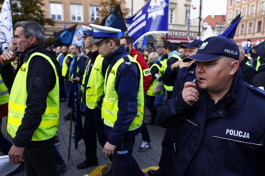 Protest policjantów w Warszawie. Mundurowi domagają się...