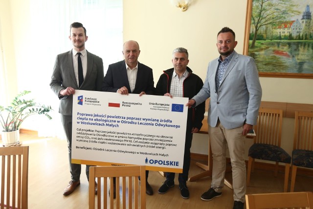 Marszałek Andrzej Buła oraz Bartłomiej Orpel, dyrektor OLO w Woskowicach Małych podpisali umowę z wykonawcą na modernizację systemu ogrzewania.