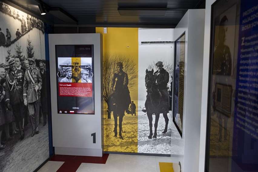 „Patrioci. Żołnierze. Żydzi”. Niezwykła multimedialna wystawa stanęła na pl. Bohaterów Getta w Krakowie