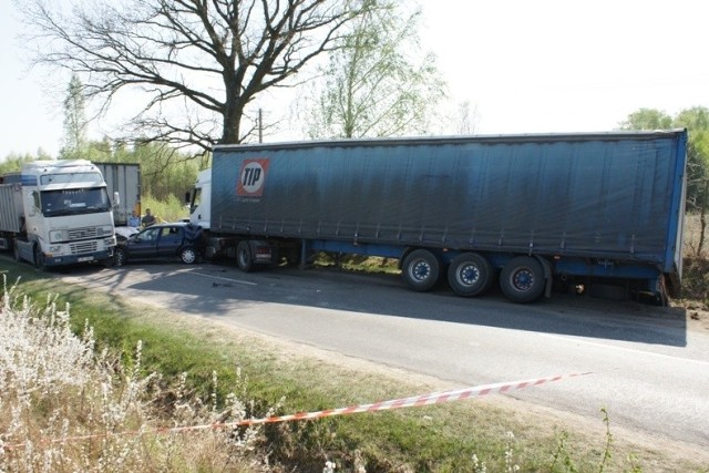 Dziś przed poludniem na drodze realcji Czyzew - Ciechanowiec doszlo do bardzo groLnie wyglądającego zderzenia z udzialem pieciu aut.