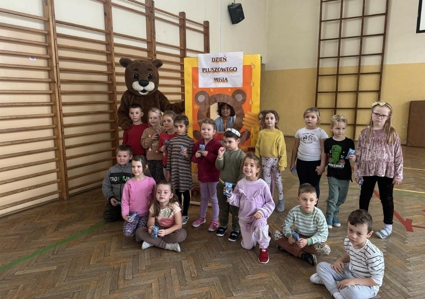 Dzień Pluszowego Misia w Przedszkolu Samorządowym w Olszewie-Borkach. 24.11.2023 dzieci odwiedził miś Benio