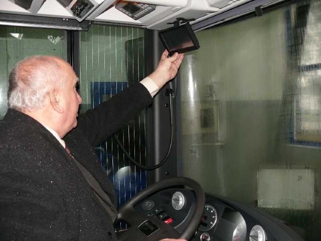 Dyrektor MKS Antoni Sokołowski prezentuje monitor zamontowany w nowych autobusach, umożliwiający kierowcy oglądanie wnętrza autobusu i tego, co się dzieje na zewnątrz.