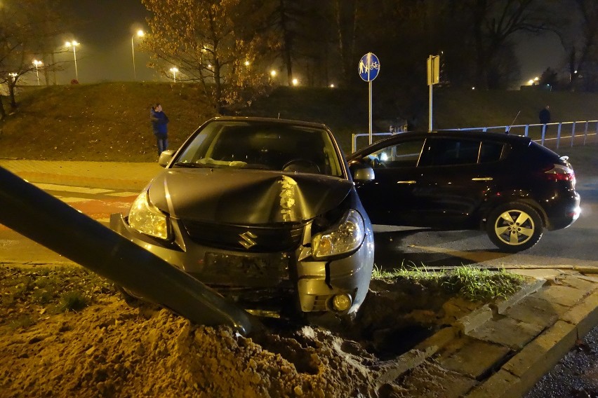 Wypadek na Rokicińskiej w Łodzi. Pijany kierowca wjechał w latarnię [ZDJĘCIA]