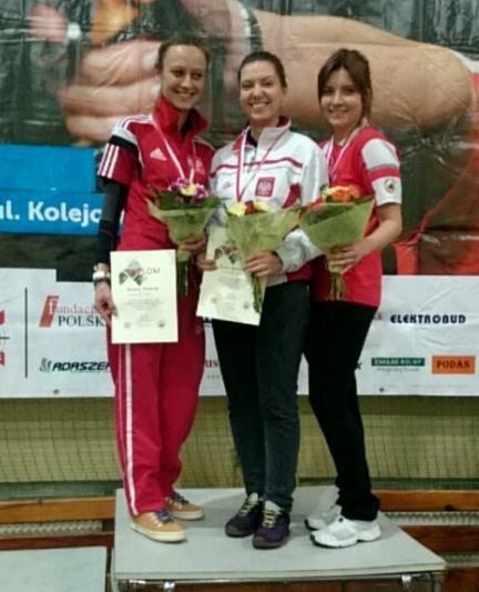 Paula Wrońska (w środku) na podium w Złotoryi.