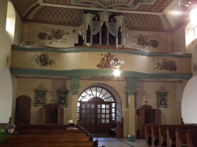 W kościele w Zwoleniu pozostała na czas remontu obudowa organów, tak zwana szafa.  