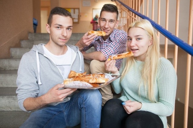 Uczniowie Gastronomika chętnie jedzą drożdżówki pieczone w szkolnych warsztatach.