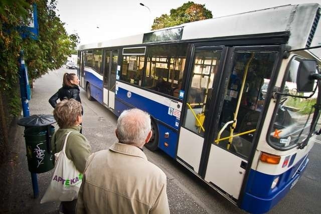 65-latkowie mogą jeździć autobusami za darmo. Zarówno w Bydgoszczy, jak i w Toruniu.