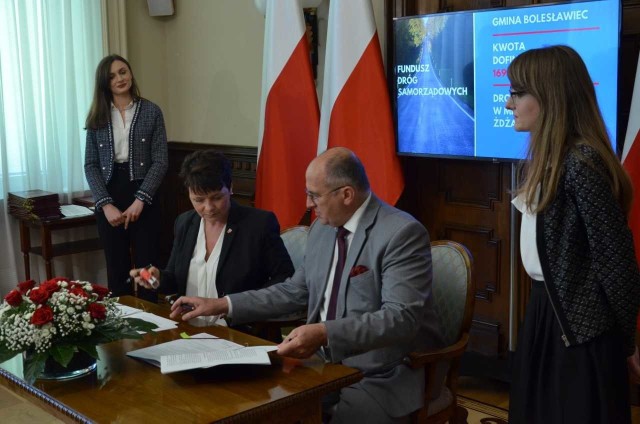 Wojewoda Łódzki Zbigniew Rau podpisał umowy z 49 samorządami z regionu na dofinansowanie przebudowy dróg. Do samorządów trafi 75 mln zł.