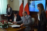 Wojewoda Łódzki podpisał umowy o wartości 75 mln zł na przebudowę dróg samorządowych