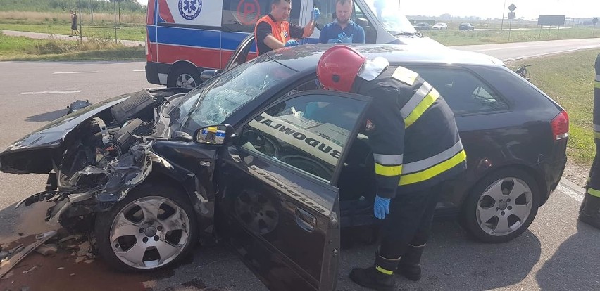 Wypadek w Sierakowie. Samochód osobowy zderzył się z ciężarówką. Są ranni