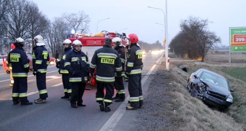 Wypadek na trasie Środa Śląska - Wrocław. Zderzyły się dwa auta. Droga była zablokowana (ZDJĘCIA)