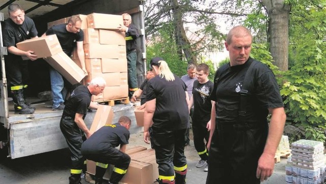 Strażacy ochotnicy oraz młodzi wolontariusze pomagali w rozładunku żywności