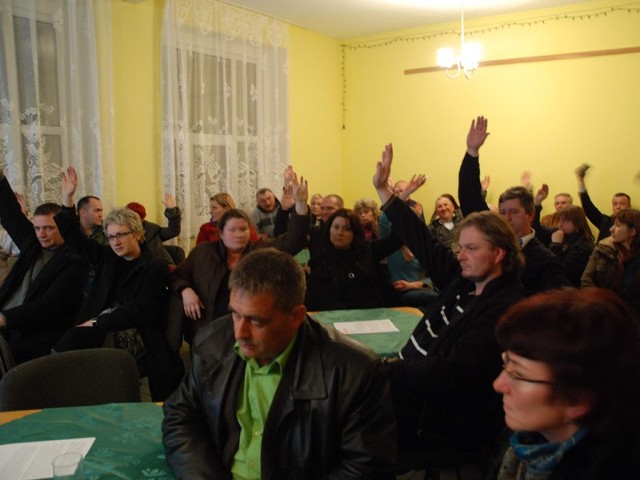 Uczestnicy zebrania w Niestkowie w większości byli przeciw lokalizacji kopalni gazu łupkowego w pobliżu ich wsi.