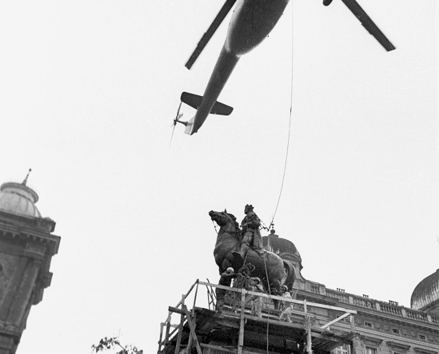 Radziecki Mi-6, wielki śmigłowiec Instalu, zwany latającym dźwigiem, za drugim podejściem zdołał osadzić konny posąg Władysława Jagiełły na cokole.